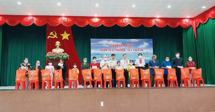 Tặng quà Tết cho các gia đình có hoàn cảnh khó khăn trên địa bàn huyện Long Điền, tỉnh Bà Rịa - Vũng Tàu.