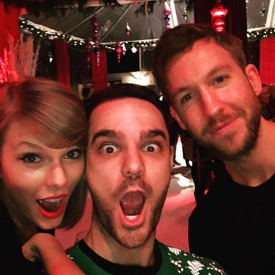 Taylor Swift vui vẻ bên bạn bè. Nữ ca sĩ cùng 2 bạn của mình tạo dáng với biểu cảm “khó đỡ”.