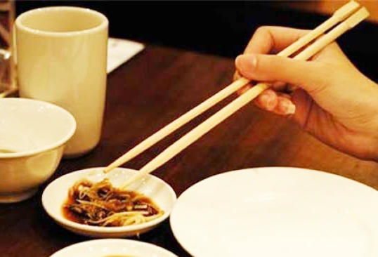 Đũa dùng một lần tiềm ẩn nhiều mối nguy hiểm. (Ảnh minh hoạ)