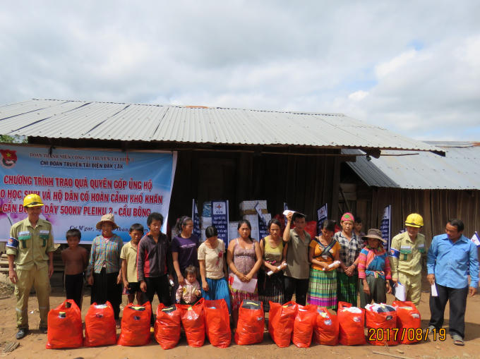 Chi đo&agrave;n Truyền tải điện Đắk Lắk trao qu&agrave; quy&ecirc;n g&oacute;p ủng hộ cho học sinh