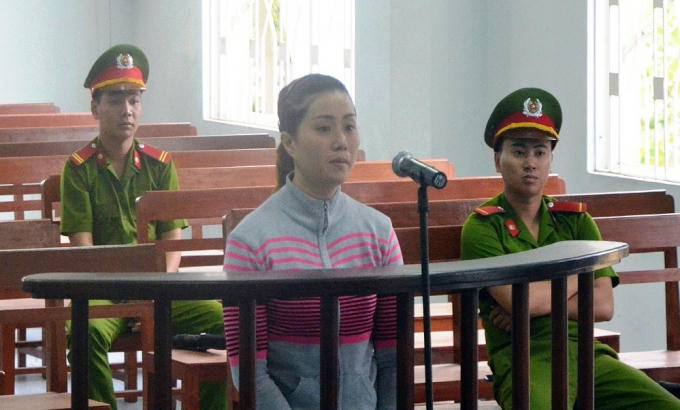 Bị cáo Tố Vững (áo đỏ) mở cơ sở trông trẻ không đủ tiêu chuẩn tại nhà.