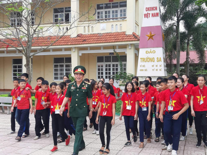 Các em học sinh hào hứng tham gia buổi ôn lại chiến thắng miền Nam 30/4.