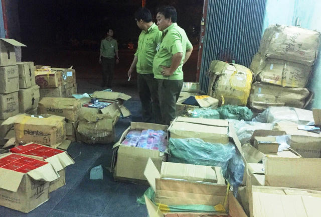 Lô hàng trị giá trên 1 tỷ đồng với nhiều loại mặt hàng không có hóa đơn chứng từ hợp pháp vừa được lực lượng QLTT phát hiện, bắt giữ.