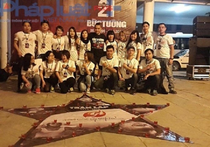 18h48': Nhóm tình nguyện chụp ảnh lưu niệm. Bạn Lan Anh tâm sự: "21 năm sinh nhật ban nhạc Bức Tường. Cũng là ngày sinh nhật của em. Em tới đây với niềm tin của tuổi trẻ, tình yêu của âm nhạc và nỗi niềm với Nhạc sĩ Trần Lập". Ảnh: Vũ Quang.