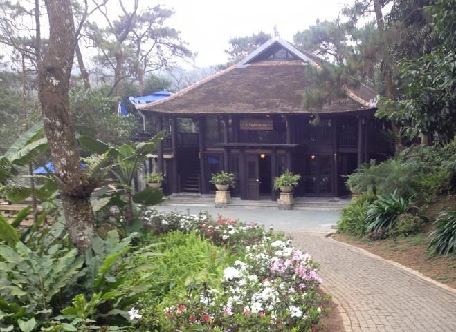 Le Mont Bavi Resort &amp; Spa – resort có tất cả 13 khu nhà nghỉ dưỡng, phần lớn dựng bằng gỗ.
