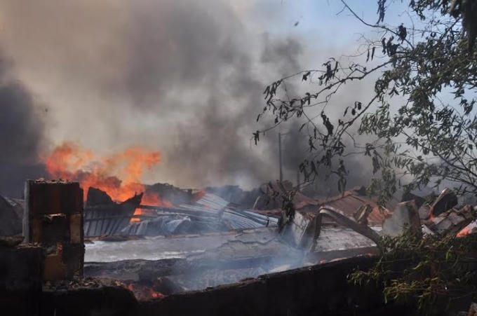 Lửa cháy ngùn ngụt bên trong xưởng gỗ.