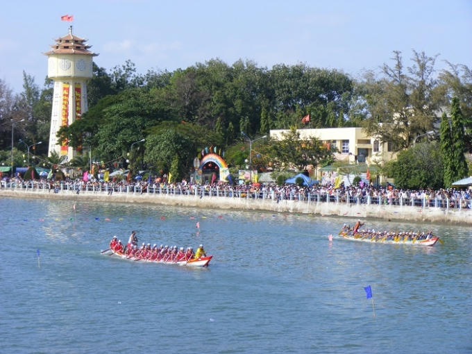 Hàng ngàn người đã đổ về dọc hai bên bờ sông Cà Ty (Phan Thiết, Bình Thuận) để theo dõi Lễ hội đua thuyền.