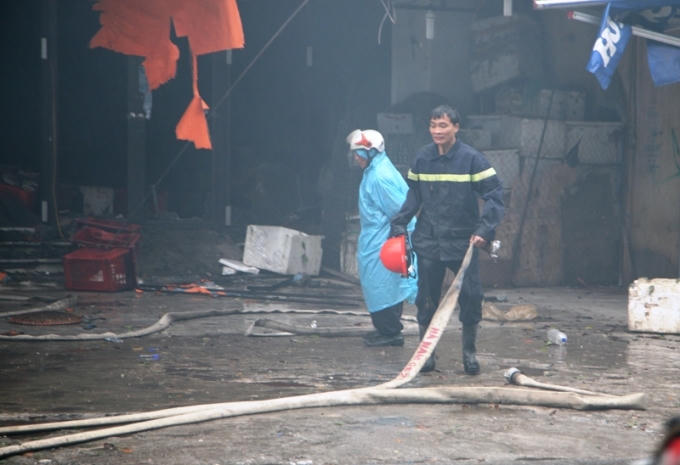 Sự mệt mỏi hiện rõ trên khuôn mặt của chiến sĩ PCCC sau hơn 3h liên tiếp cố gắng dập tắt đám cháy.