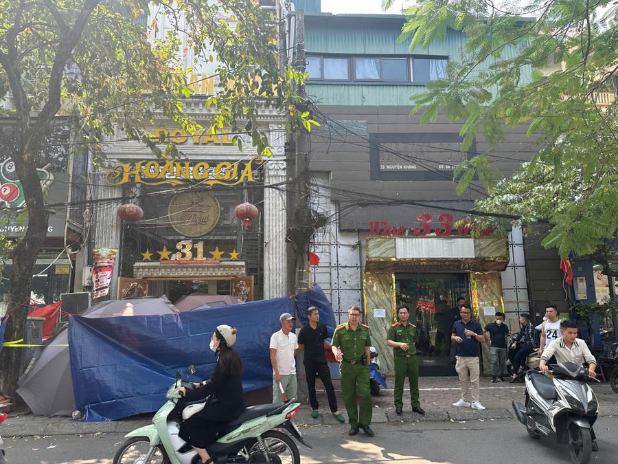 Lực lượng chức năng tiến hành phong toả hiến trường.