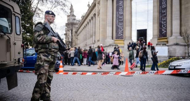 Hàng nghìn binh sỹ Pháp đã được lệnh xuống đường bảo vệ Paris trong tối 31/12. Ảnh: EPA.