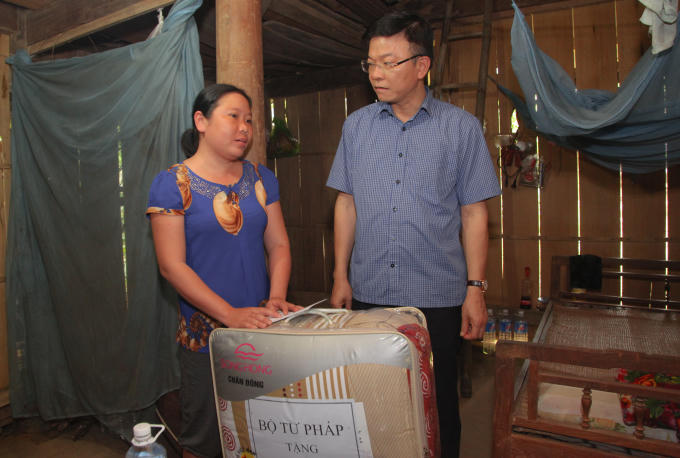 Trao quà cho gia đình chị Nguyễn Thị Thanh (Xóm 1 xã Hương Đô, huyện Hương Khê). Là hộ dân chịu nhiều mất mát do lũ quét.