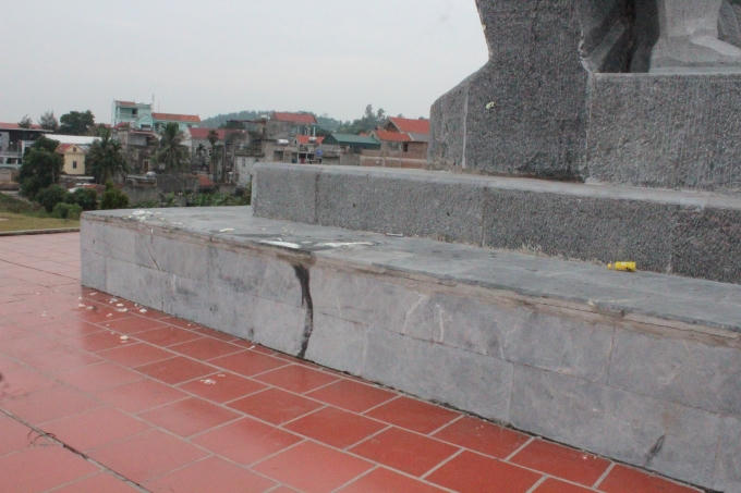 Bánh sinh nhật được bôi, trát lên cả phần đế tượng đài.