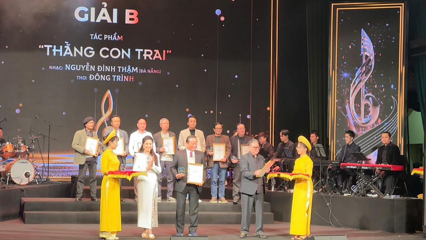 : Bà Trần Thị Hoàng Mai, Giám đốc Sở Văn hoá & Thể thao trao giải B cho các tác giả đoạt giải.