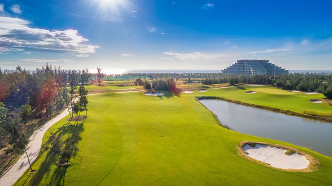 Cựu danh thủ Nguyễn Hồng Sơn so gậy c&ugrave;ng vợ chồng nhạc sĩ Minh Khang tại Vinpearl Golf Nam Hội An