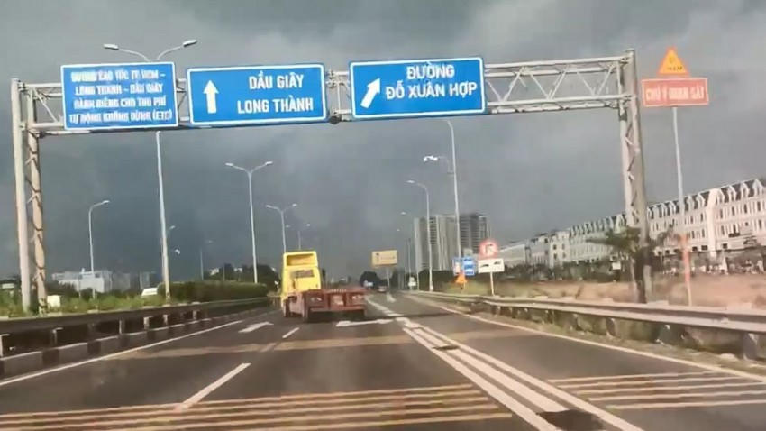 Nguyễn Thế Ninh điều khiển xe lạng lách, đánh võng trên cao tốc.