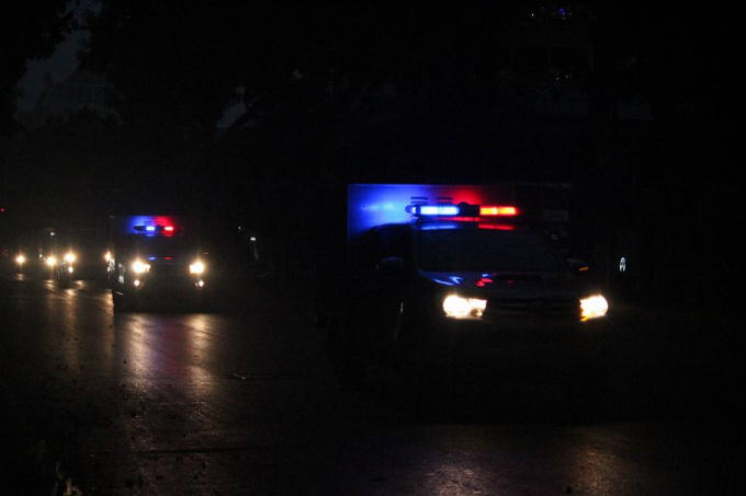 Từ mờ sáng các đoàn xe chở phạm nhân lần lượt vào bên trong khu vực TAND TP Hà Nội.