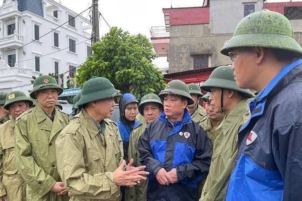 Phó Thủ tướng Chính phủ Trần Hồng Hà và đoàn công tác kiểm tra, chỉ đạo công tác phòng, chống bão số 3 tại khu neo đậu tàu thuyền Cảng cá Tân Sơn, xã Thái Thụy (Hưng Yên).
