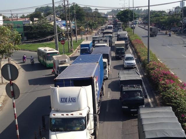 Nhận tin báo, đội CSGT Bình Triệu và công an địa phương có mặt, bảo vệ hiện trường và phân luồng giao thông thông suốt.