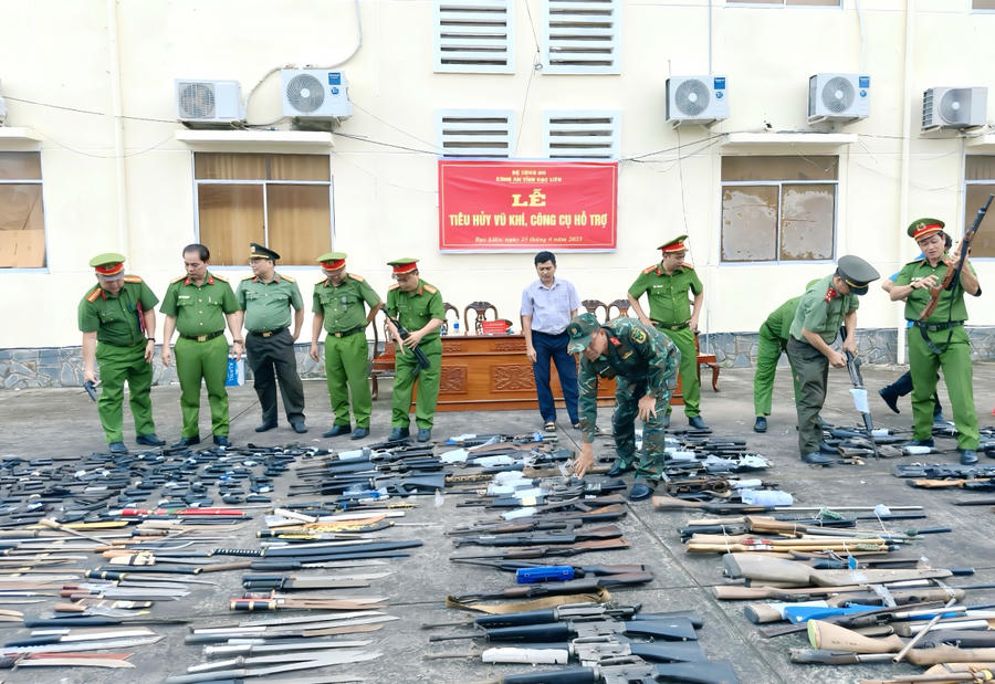 Các thành viên Hội đồng tiêu hủy kiểm tra các loại vũ khí, công cụ hỗ trợ.