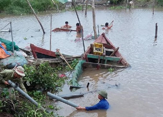 Thuyền của ngư dân xã Nam Hồng (Tiền Hải, Thái Bình) dù đã đưa về bến và neo đậu chắc chắn nhưng do mưa gió quá lớn trong nhiều giờ đã không chống chịu được và chìm đắm hết, lưới chài trên thuyền cũng bị cuốn trôi. Ảnh: Ngư dân cung cấp.