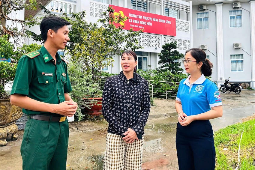 Cán bộ Đồn Biên phòng và Hội LHPN xã trao đổi với người dân về hiệu quả mô hình hỗ trợ