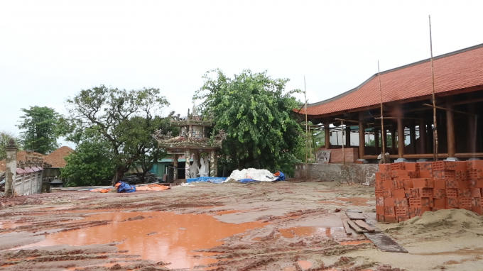 Các hạng mục công trình đang còn dang dở.