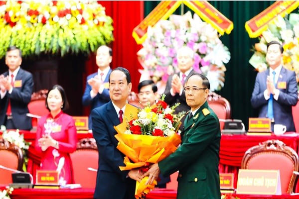 Đoàn đại biểu đại diện các tầng lớp nhân dân trong tỉnh tặng hoa chúc mừng Đại hội.