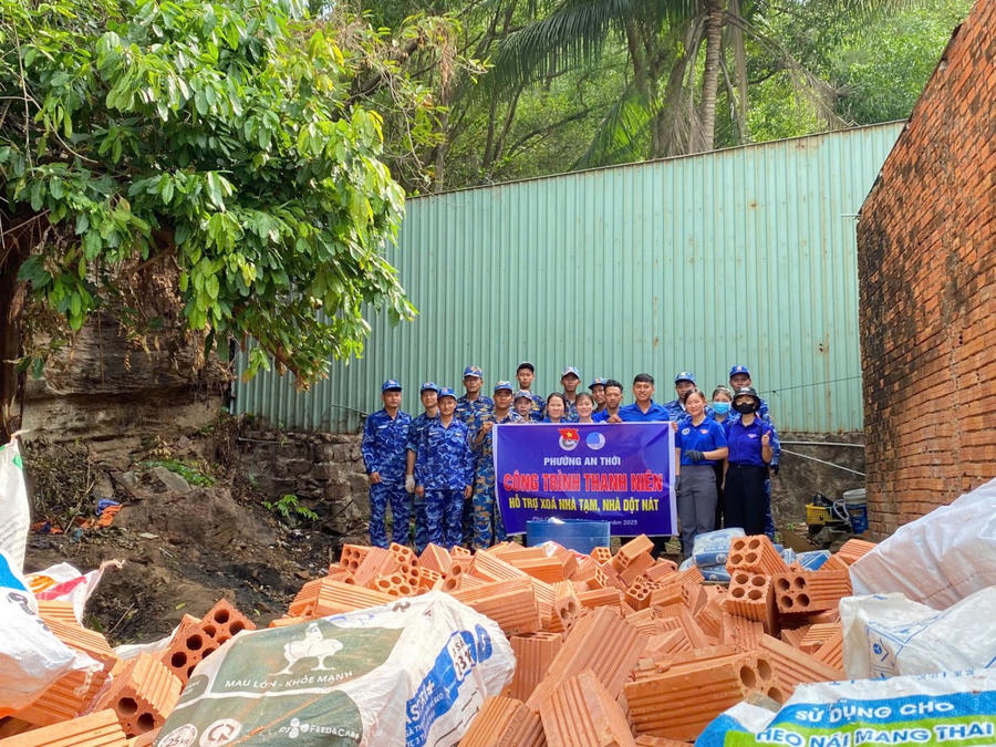 Đoàn cơ sở Hải đội 401 phối hợp với Đoàn phường An Thới chung tay “xóa nhà tạm, nhà dột nát”