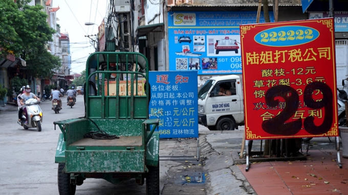 Những tấm biển hiệu chỉ có chữ Trung Quốc xuất hiện nhiều trên con phố sầm uất của xã Hương Mạc. Nhiều đoạn phố có cảm tưởng như không phải ở Việt Nam.