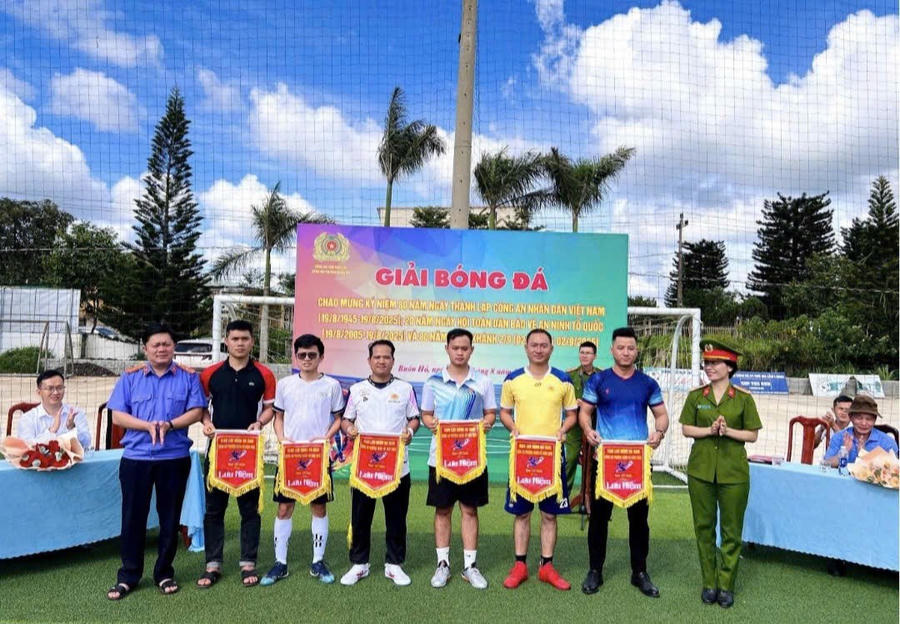 Tổ chức giải bóng đá trong Đoàn viên thanh niên công an phường.