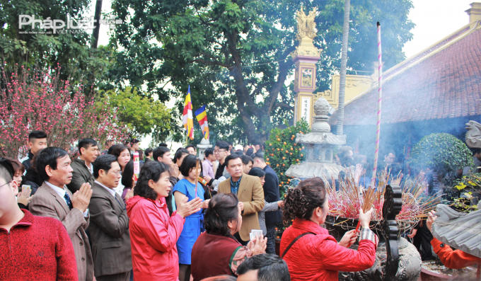 Dòng người xếp hàng lễ cầu may đầu năm.