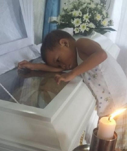 Khayne nhiều lần nhìn vào quan tài để thấy mẹ.Ảnh letribunaldunet.