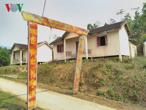 Cạnh cổng chào làng Xô Luông có nhiều ngôi nhà tái định cư bị bỏ hoang.
