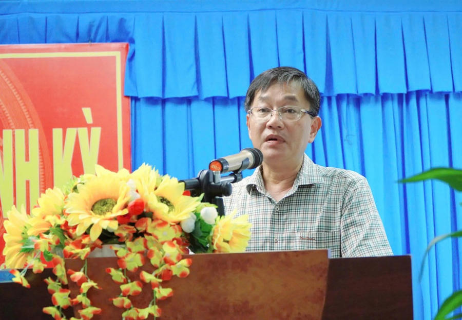 Ông Phan Hoàng Vũ, Phó Chánh văn phòng UBND tỉnh An Giang phát biểu tại cuộc họp