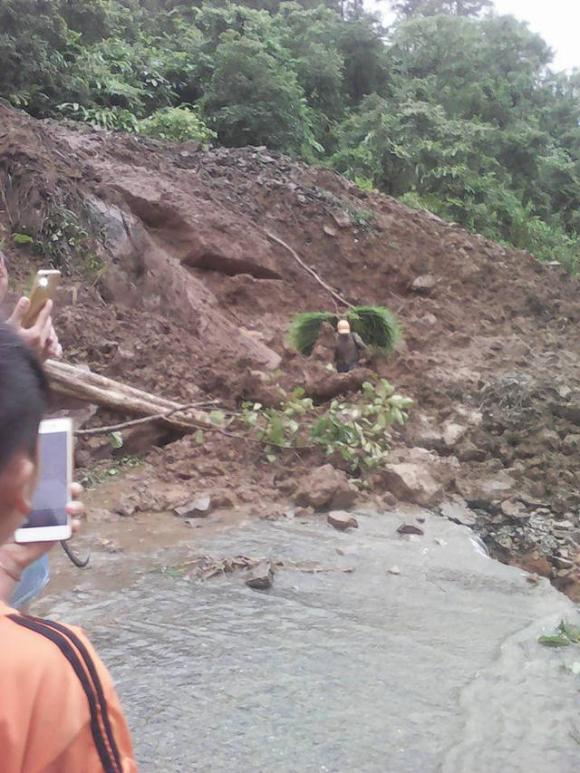 Lũ quét cũng xảy ra tại địa bàn xã Tây Sơn khiến đất đá từ trên núi đổ xuống gây ách tắc đường.