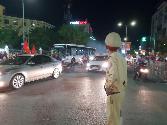 Hàng chục nghìn người d&acirc;n c&ocirc;́ đ&ocirc; Huế đổ ra đường ăn mừng chiến thắng của Olympic Việt Nam