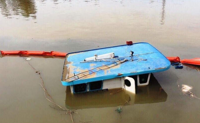 Hiện trường nơi sà lan bị chìm khiến một thuyền viên tử nạn.