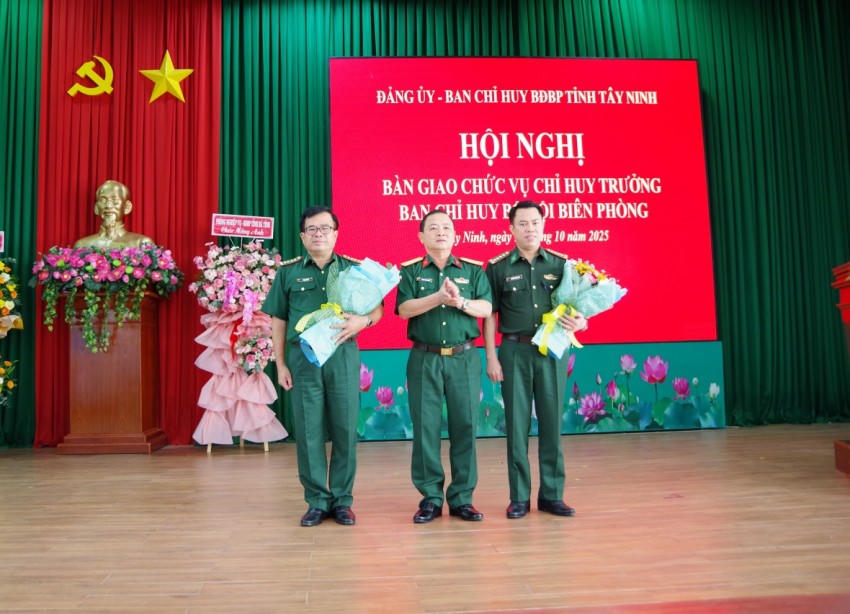 Đại tá Trần Đình Hưng tặng hoa chúc mừng Đại tá Nguyễn Văn Giáp và Đại tá Phạm Văn Cờ