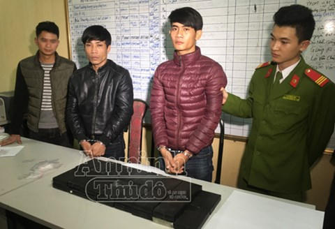 2 đối tượng và tang vật vụ án. (Ảnh: báo An ninh thủ đô)