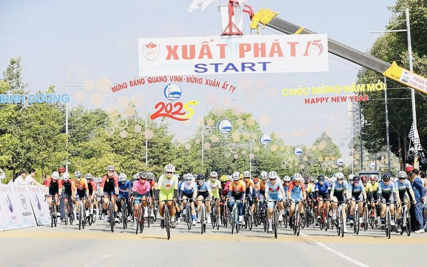 Các tay đua bước vào tranh tài chặng đua đầu tiên xung quanh Thành phố Mới Bình Dương (báo Bình Dương).