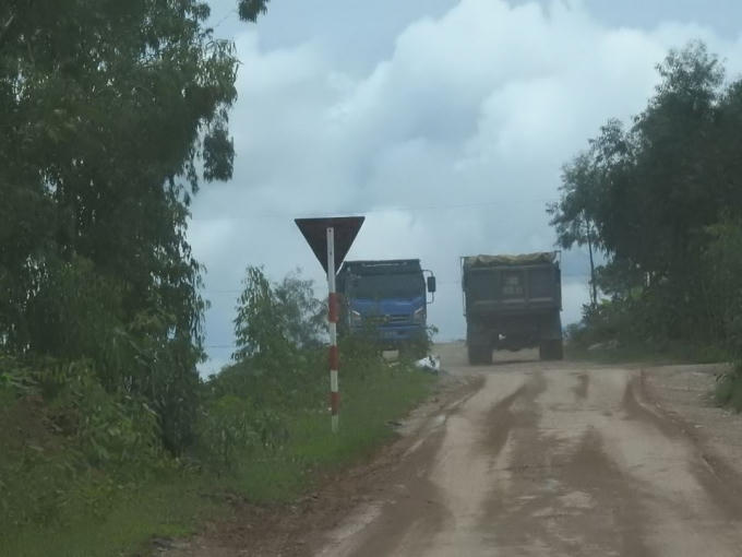 Những chiếc xe vào ra tấp nập nhưng rất ít xe phục vụ cho nhu cầu "xây dựng nông thôn mới" của xã nhà.