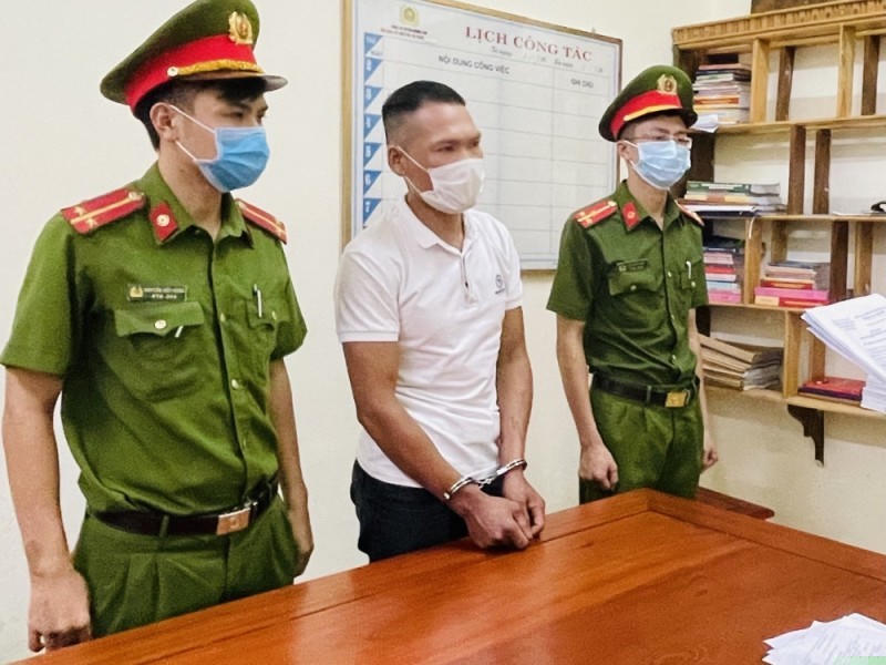 Công an Hương Sơn tống đạt các quyết định khởi tố đối với Phạm Mạnh Phúc. (Ảnh: Công an tỉnh Hà Tĩnh)