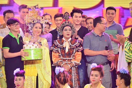 Hồng Vân bỏ cả ngủ còn Thanh Thúy đang trang điểm cũng phải bỏ để chạy ra chúc mừng Minh Nhí.