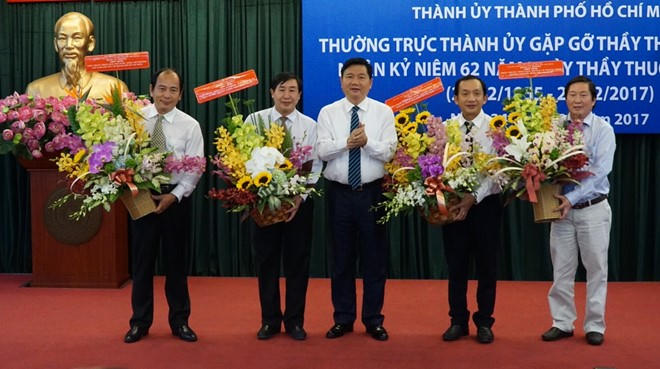 Bí thư Đinh La Thăng tặng hoa cho các Thầy thuốc Nhân dân. Ảnh: Phước Tuần