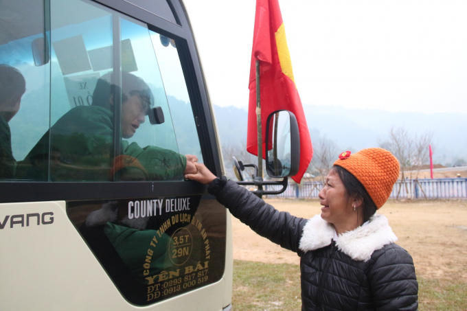 Lời động viên và căn dặn được mẹ ân cần dặn con trai.