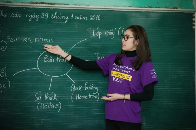 Tú Anh tham gia dạy học cho trẻ em dân tộc Thái ở Miai Châu.