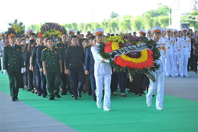 Nhiều đo&agrave;n kh&aacute;ch trong nước v&agrave; Quốc tế viếng Chủ tịch nước Trần Đại Quang