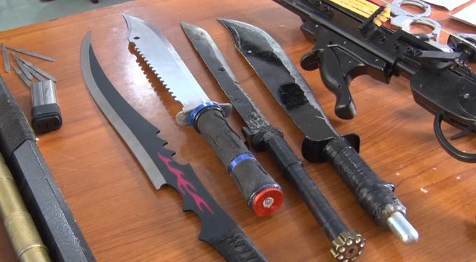 Các đối tượng sẵn sàng sử dụng hung khi chống trả khi bị lực lượng chức năng vây bắt.