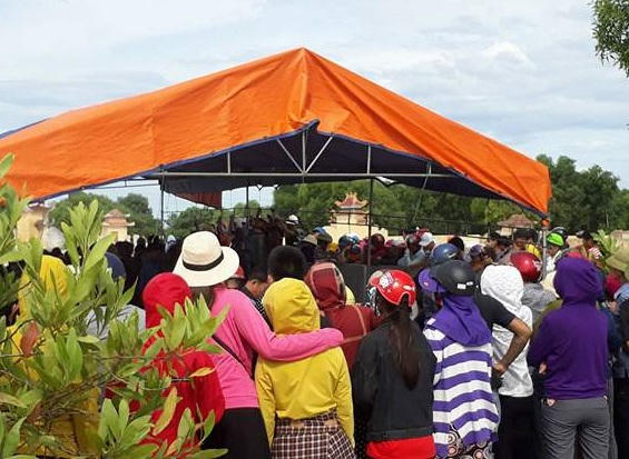 Ch&ugrave;m ảnh: Ng&agrave;n người kh&oacute;c ngất đưa tiễn b&eacute; N&ocirc; về nơi an nghỉ