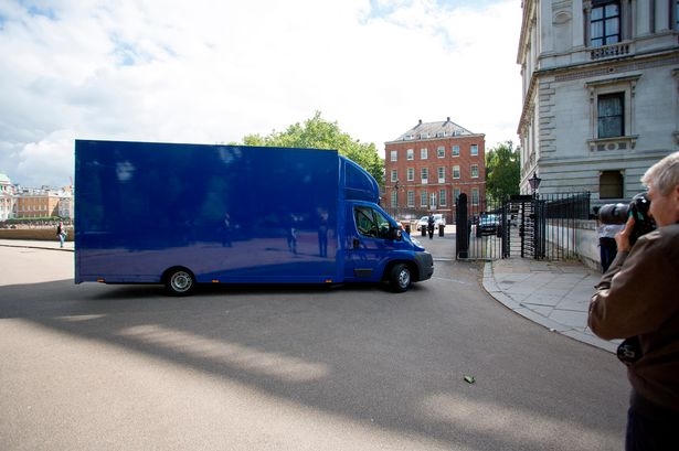 Trong khi ông Cameron chủ trì phiên họp nội các cuối cùng thì 1 xe tải màu xanh chở 330 hộp giấy và 30 cuộn băng dính đã đến để dọn đồ đạc của gia đình ông ở bên ngoài dinh Thủ tướng. (Ảnh: Daily Mirror)